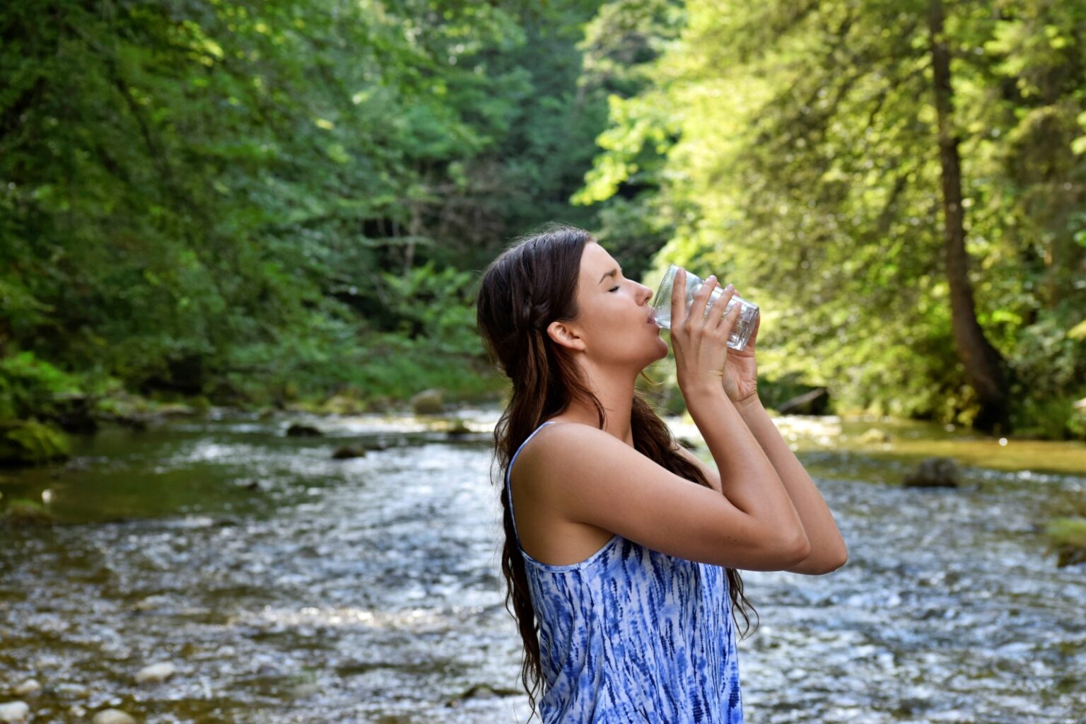 하루 수분 섭취량, 여성이 물을 마시고 있다