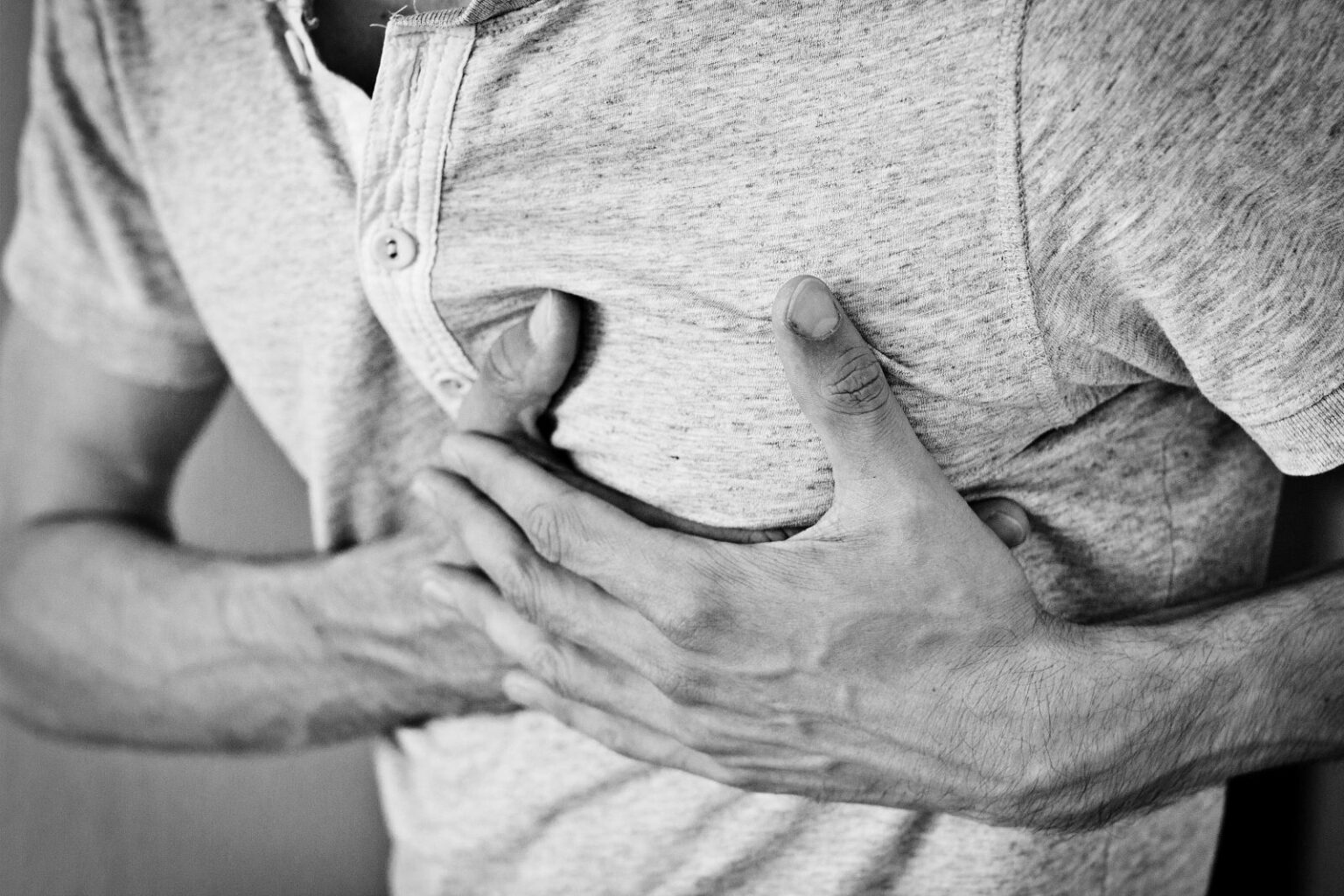 심장증후군, 남성이 심장을 움켜쥐고 있다.