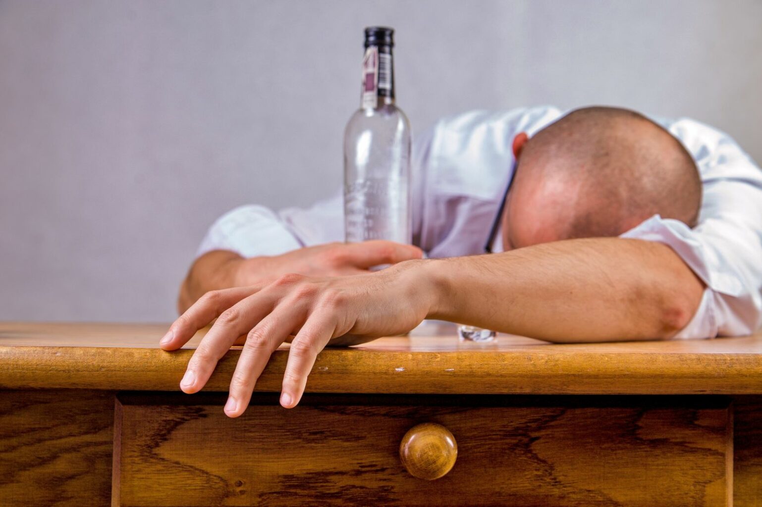 알콜중독, 알콜의존증 남자가 술을 마시고 자고있다