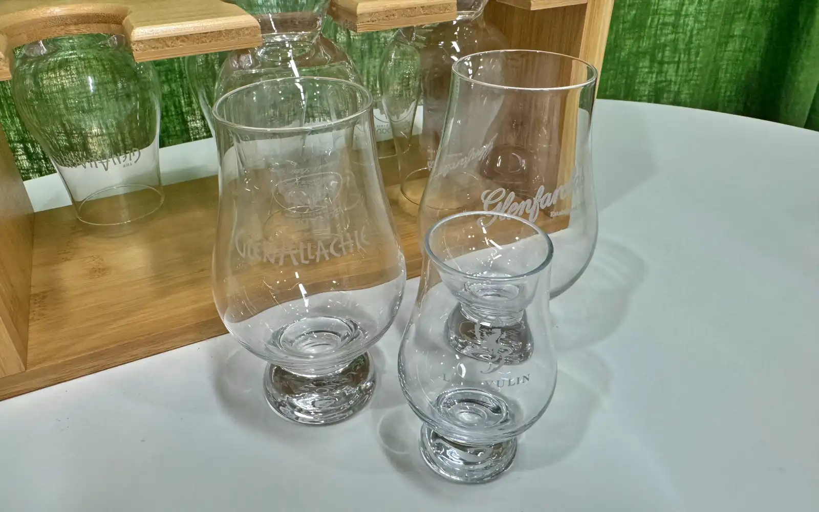 글렌캐런 미니 잔과 기본 크기의 글렌캐런 잔을 비교하는 사진