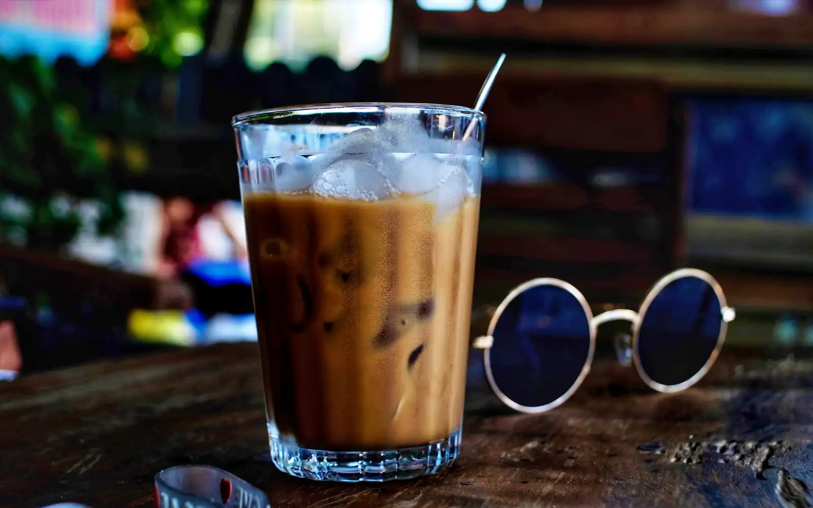 믹스커피, 테이블 위에 얼음이 들어가 있는 커피가 올려져 있고, 옆에 선글라스가 보이는 사진