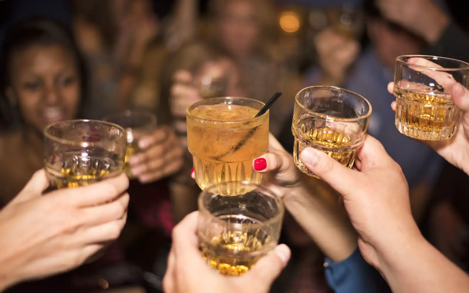 건강하게 술 마시는 방법이 있을까? 여러 명이 술잔을 들고 건배하는 사진